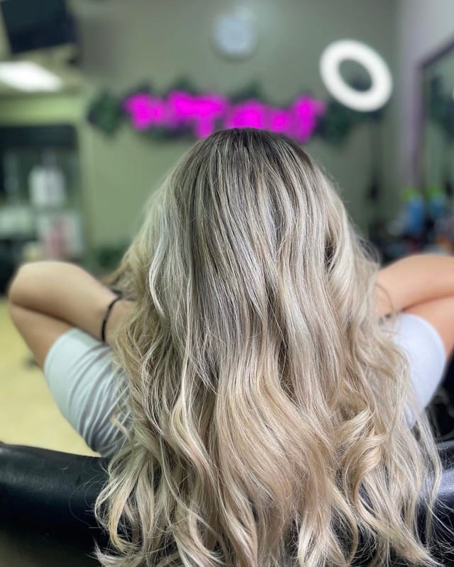 Balayage rubio en cabello largo ondulado