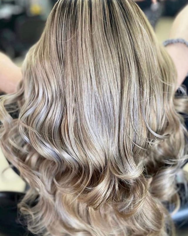 Balayage rubio ceniza con ondas amplias