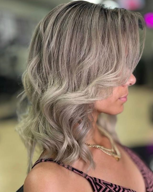 Corte en capas con balayage rubio y acabado con movimiento