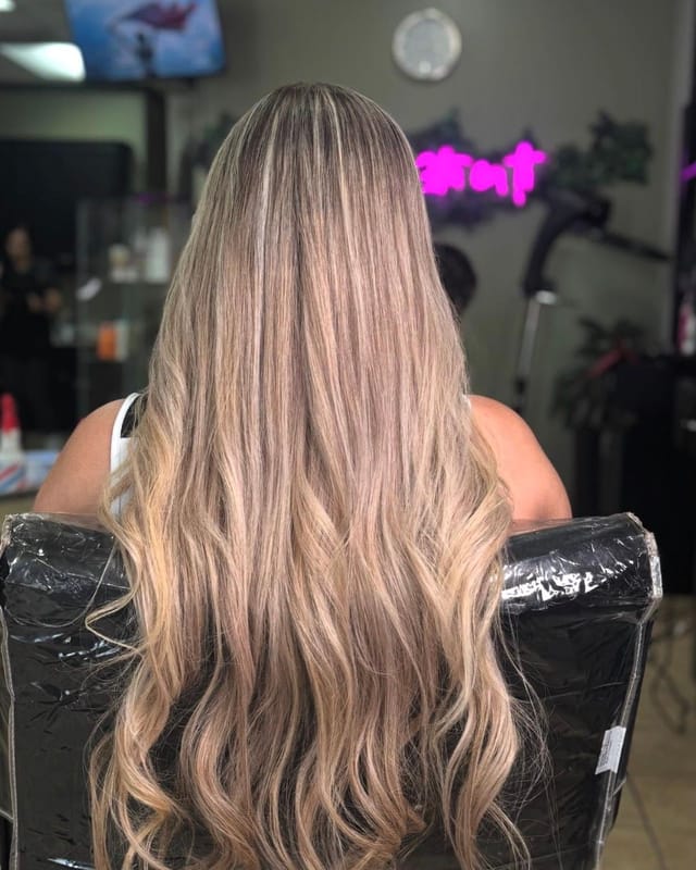 Balayage rubio dorado en cabello largo
