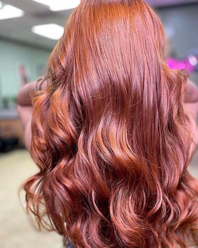 Color cobrizo intenso con ondas