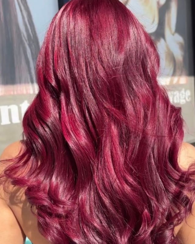 Color rojo magenta con ondas amplias