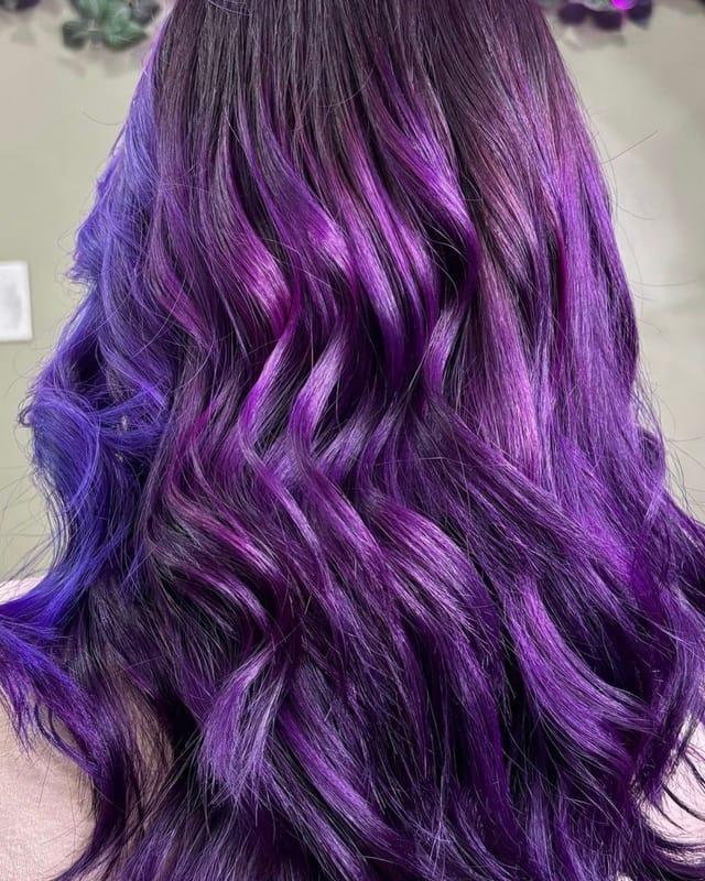 Color de fantasía violeta sobre cabello ondulado