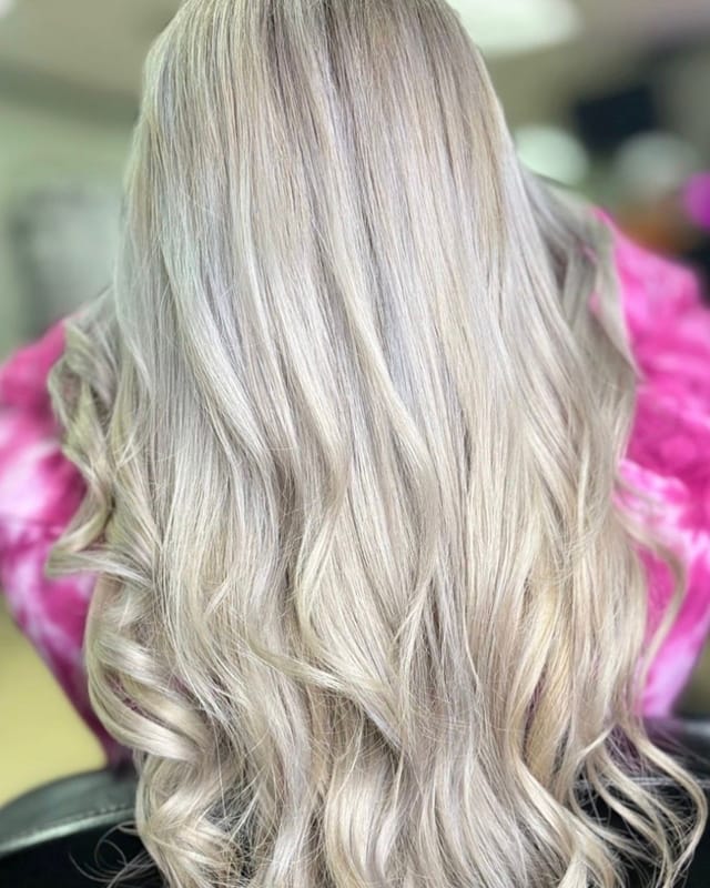 Rubio platinado con ondas definidas