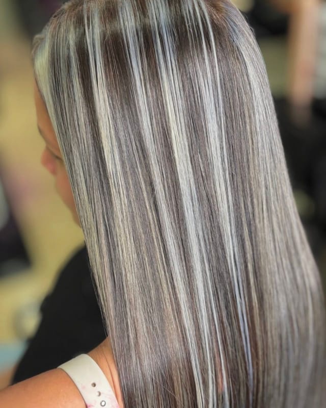 Mechas plateadas sobre cabello liso