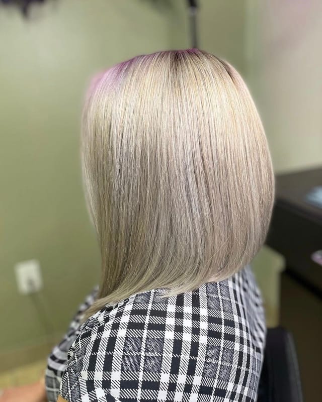 Bob rubio platinado con acabado pulido