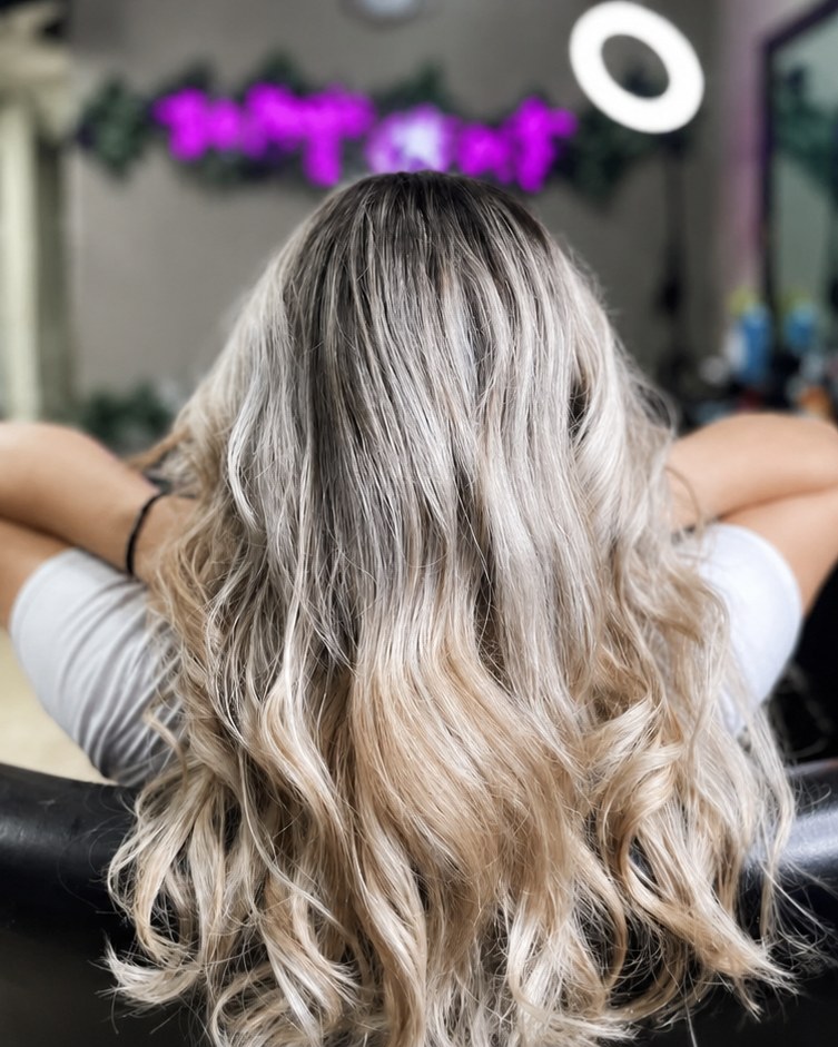 Cabello con balayage rubio y ondas largas, visto de espaldas, en D'Vicente Beauty Salon